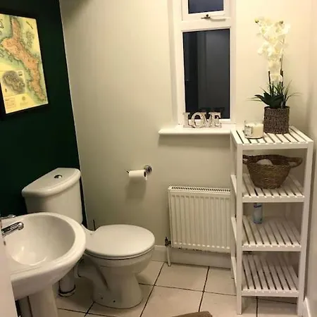 Modern House 5 Mins From Racecourse Ferienhaus
