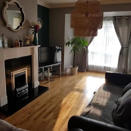 Ferienhaus Modern House 5 Mins From Racecourse
